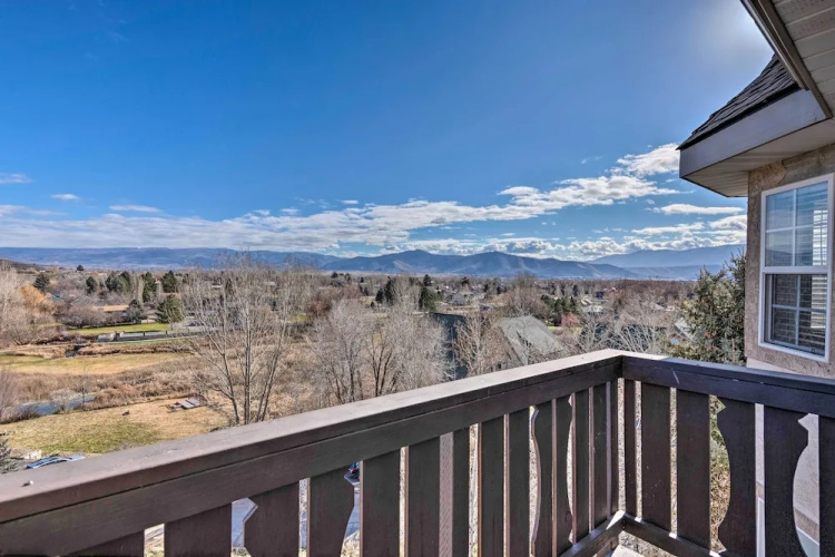 Large, Cozy Midway Studio w/ Mountain Views!