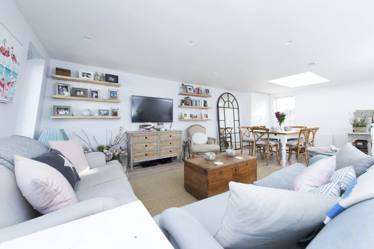 Beautiful 2BR Split Level Fulham Apartment