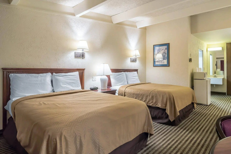 Econo Lodge Inn & Suites