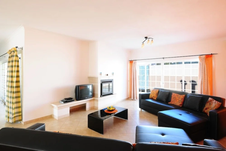 4 Bedrooms Villa