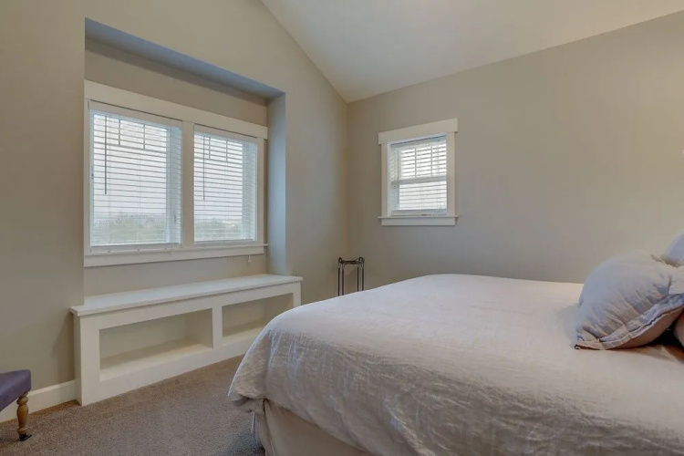 Spacious Five Peaks Home with Soaking Tub and BBQ by RedAwning