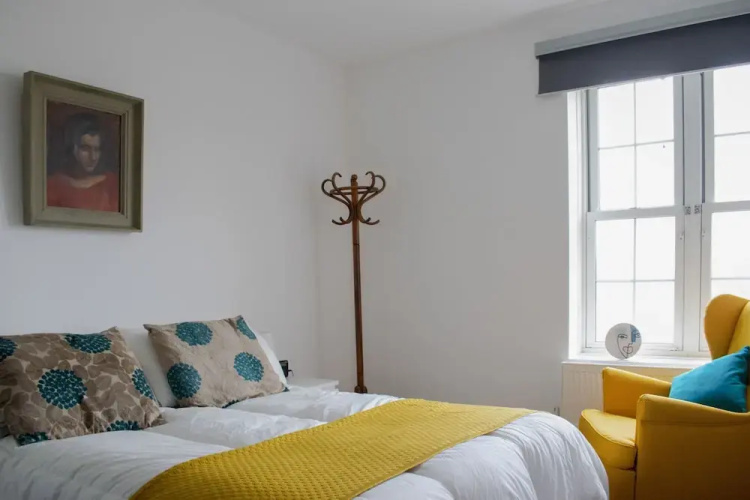 Stylishly Decorated 3 Bedroom Flat With River Views