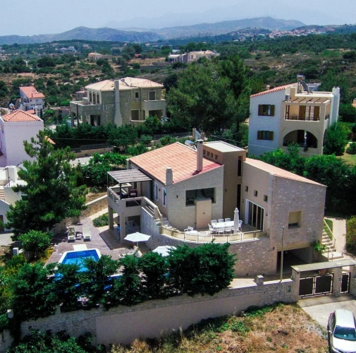 5 Bedrooms Villa