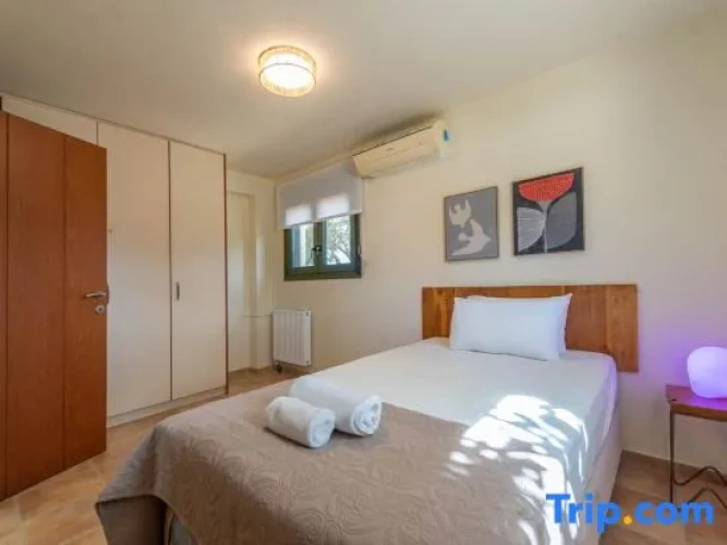 5 Bedrooms Villa
