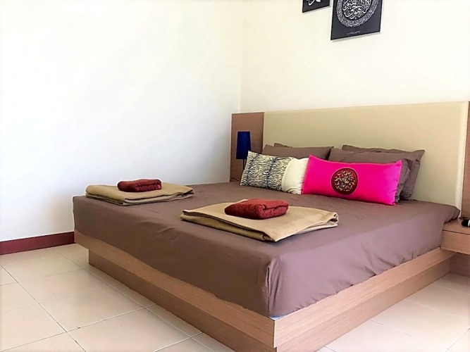 5 Bedrooms Apartment