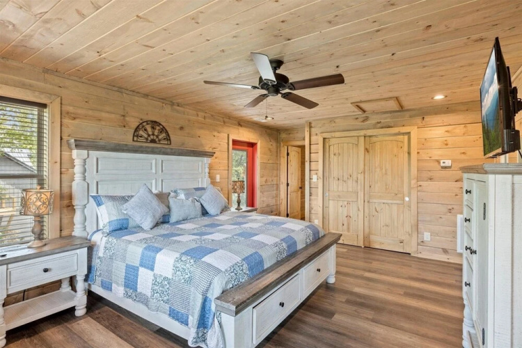 Red Sky Ridge 5 Bedroom Cabin by RedAwning