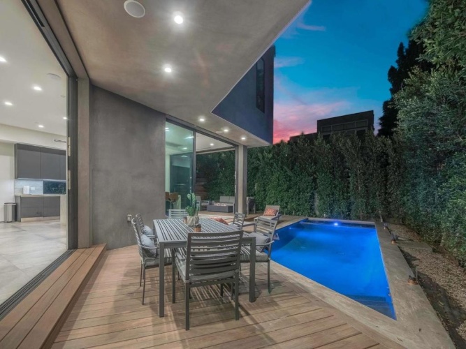 4 Bedrooms Villa