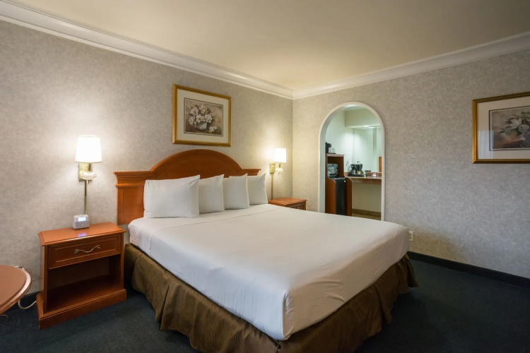 Nob Hill Motor Inn