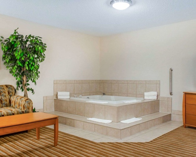 Quality Inn & Suites photo 11