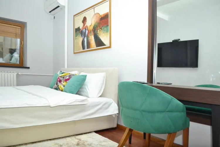 He-Ra Apartment 4