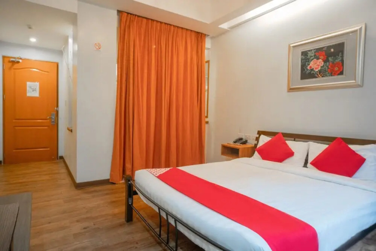 OYO 579 Anisabel Suites