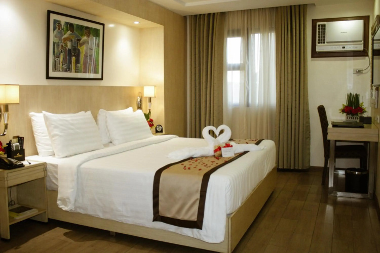 Golden Prince Hotel and Suites