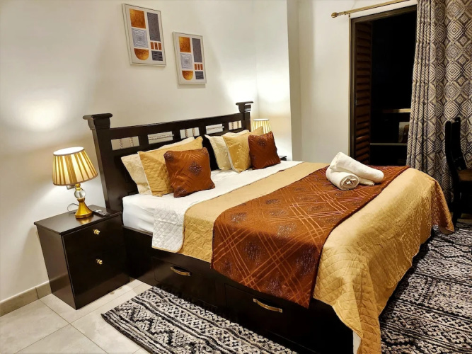 Elegant 2Bed Gem-5star Service-Pools-Gym