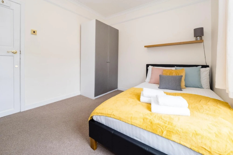 Bright Battersea pad Sleeps 5