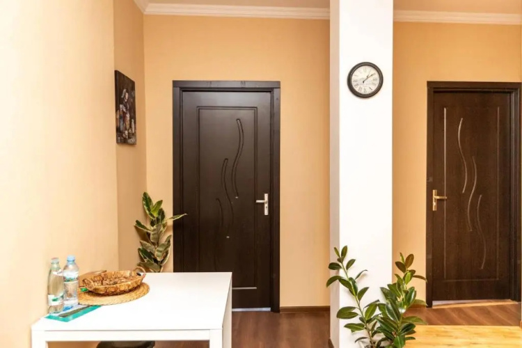 Cozy 2BR apt w Balcony on Aghmashenebeli ave
