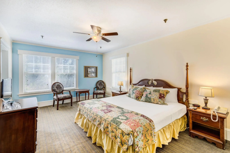 Lakeside Inn photo 7