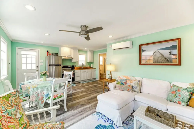 Walk to Pier & Dining: Central Rockport Cottage