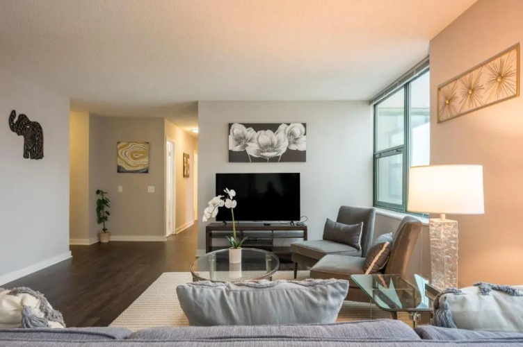 3BR 2BA Captivating Penthouse with Views Pool & Gym