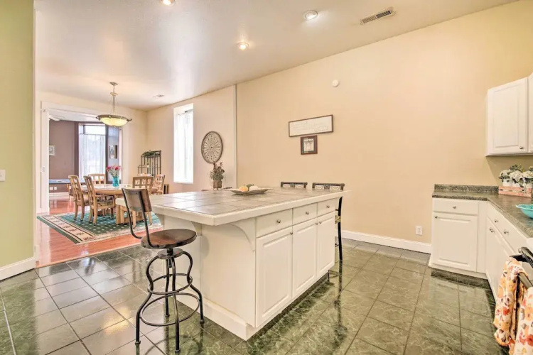 Spacious Springfield Apt < 4 Mi to Downtown!
