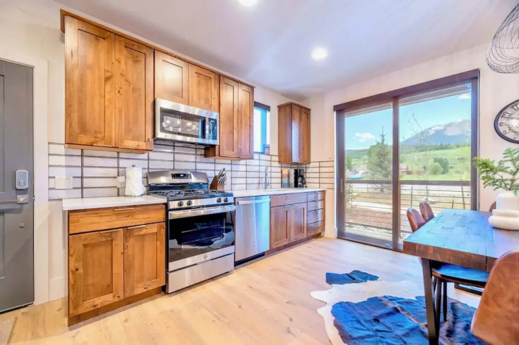 Luxury Mountain Winter Getaway w Picturesque Views