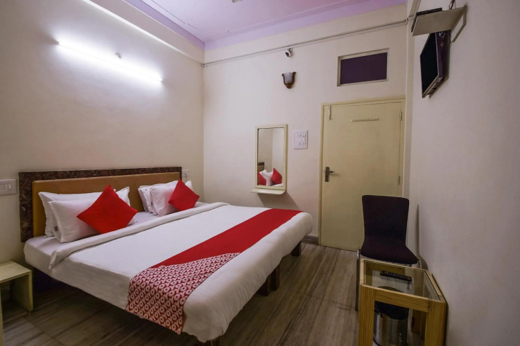 OYO 15212 Hotel Seema