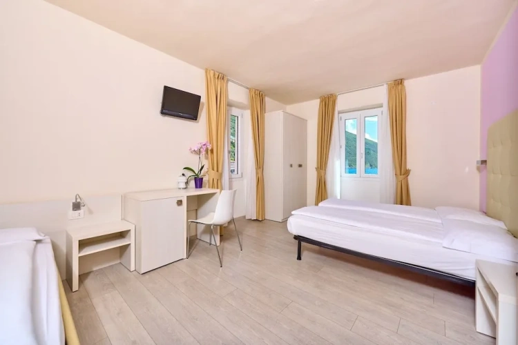 Standard Triple room with balcony and with lake view