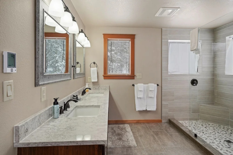 8 Mt Baker Home with Hot Tub by RedAwning