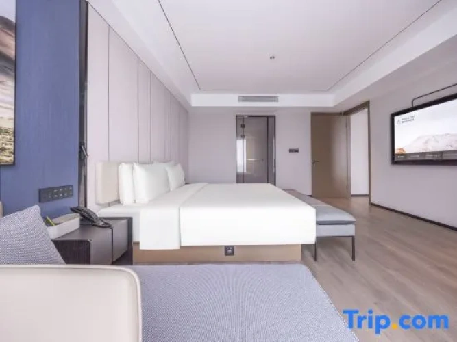 Suite with city view