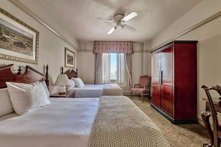 Standard Quadruple room with city view