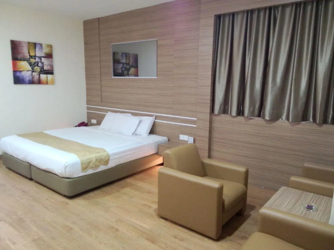 Holiday Hotel
