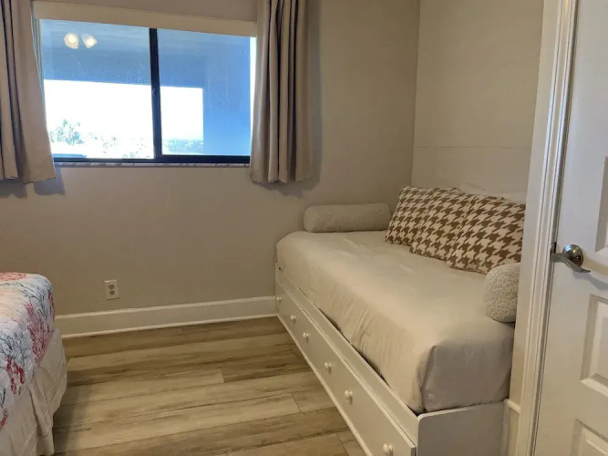 Recently Updated Resort Condo With 2 Pools, 2 Balconies, Ocean Views, Bbq, & W/D