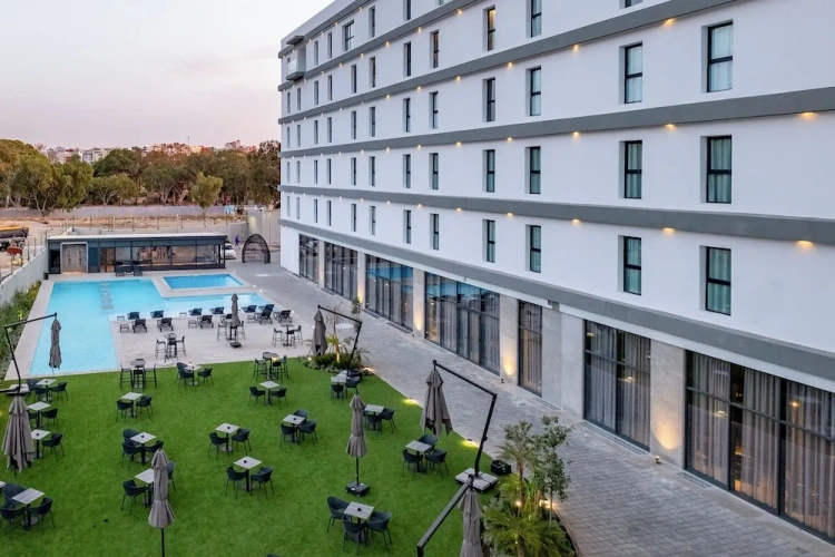 Superior room with pool view