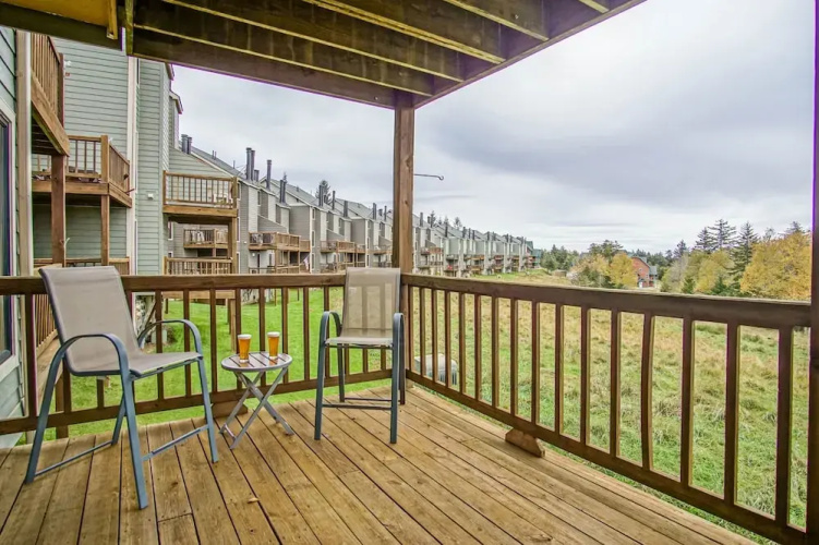 2 Br: Powderidge17: Slope Side on the Shuttle Route-clean and Spacious!