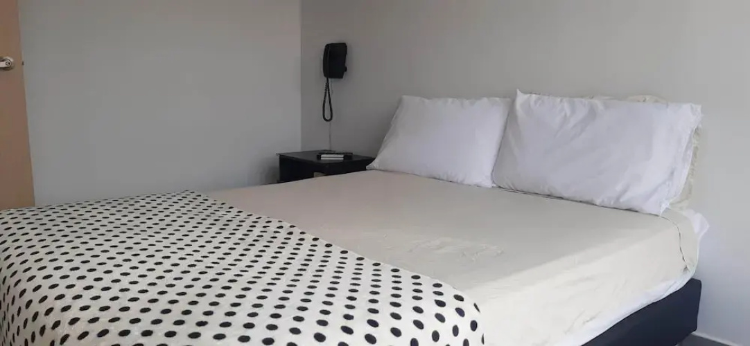 Cold AC fast Wi-Fi great location