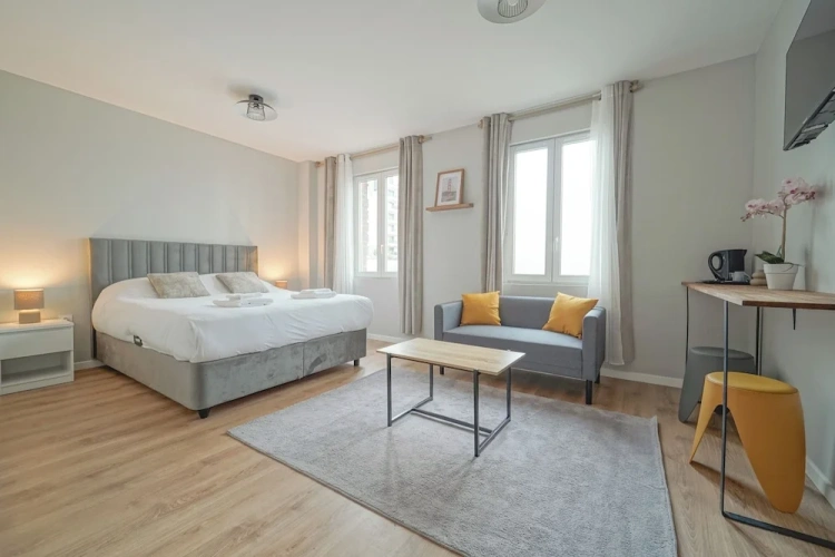 Standard Double room with city view