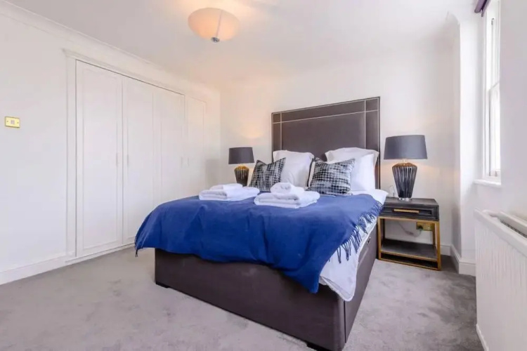 Spacious 2 Bedroom Flat in Kensington