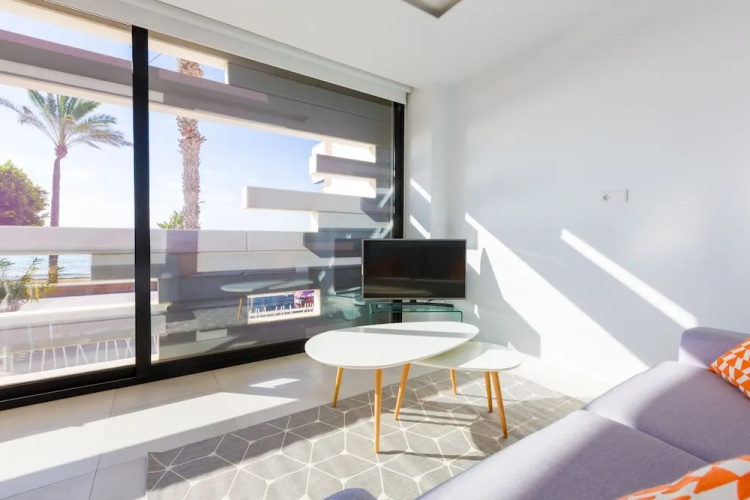 RENTHAS Calabeach Apartment