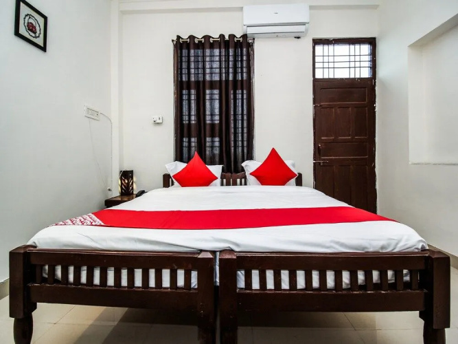 OYO 18272 Hotel Lambodar