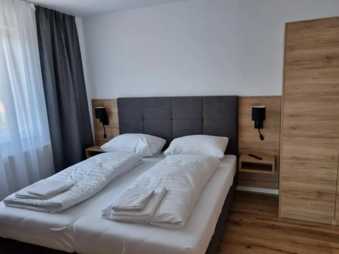 5 Bedrooms Apartment