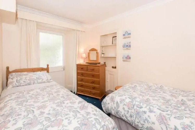 3bed Apartment Sleeps 5- Parking, Wifi, Near Beach