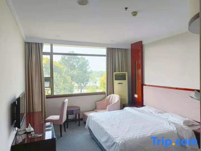 Business Double Suite with lake view