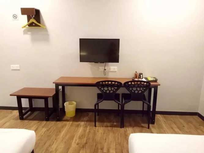 Deluxe Quadruple Family room with street view