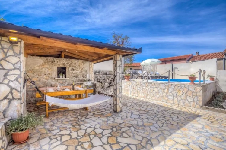 2 Bedrooms Villa