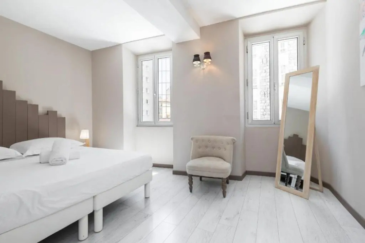 Amazing 3 Bdrs And Garden Place du Pin Parking !