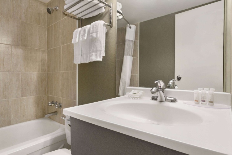 Days Inn by Wyndham Fallsview photo 10