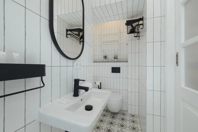 Air Conditioning & Balcony by Renters