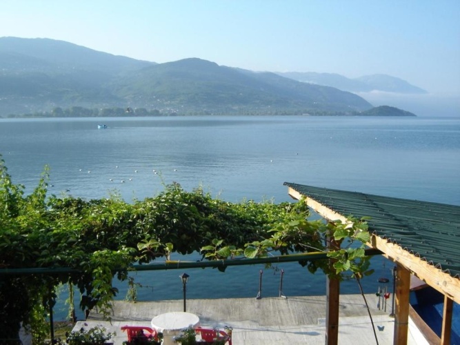 Standard Twin room with lake view