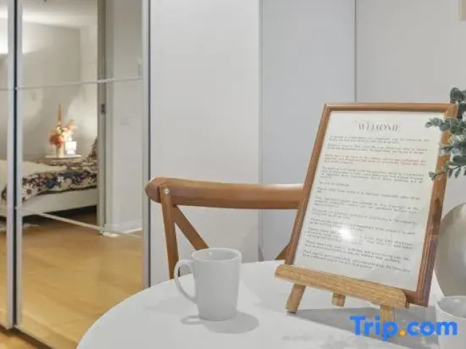 Southern Cross Modern 1BR Steps from Everything MEL CBD