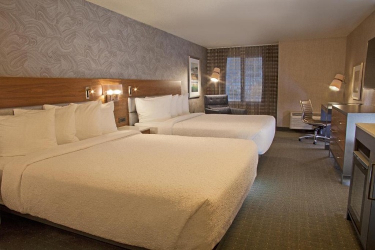 Standard Quadruple room with city view