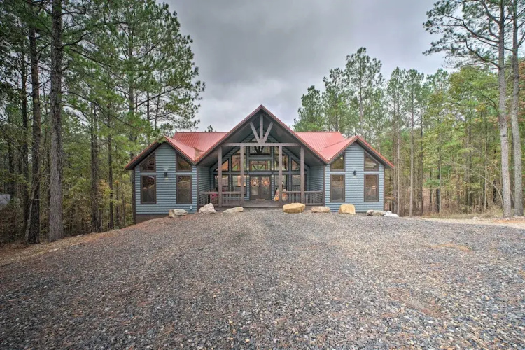 Broken Bow Cabin: Deck w/ Hot Tub & Pool Table!
